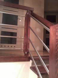schody drewniane z metalową poręczą